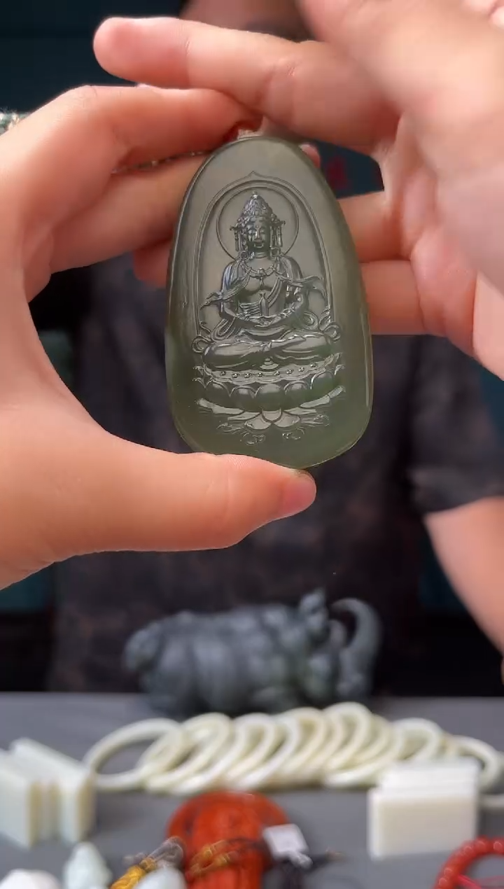 和田玉未镶嵌颈饰吊坠