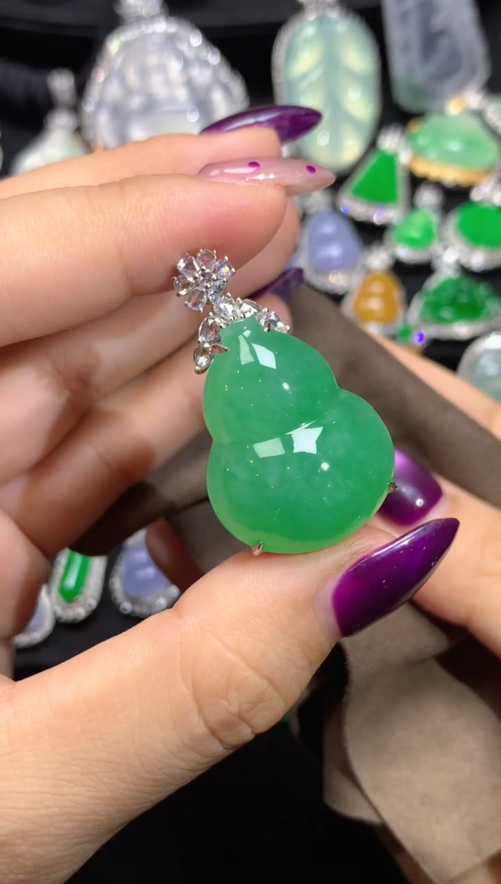 颈饰18K金镶嵌翡翠翡翠葫芦