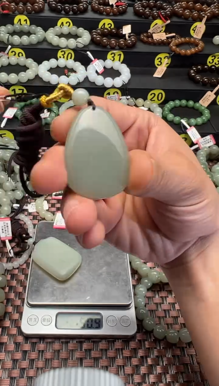 【闪购商品】和田玉吊坠(赠链)未镶嵌且末料青白玉随形吊坠卡24克