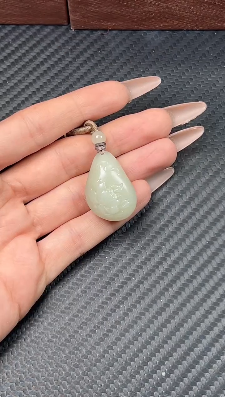 吊坠(赠链)未镶嵌和田玉且末迪克兰一细微色差吊坠