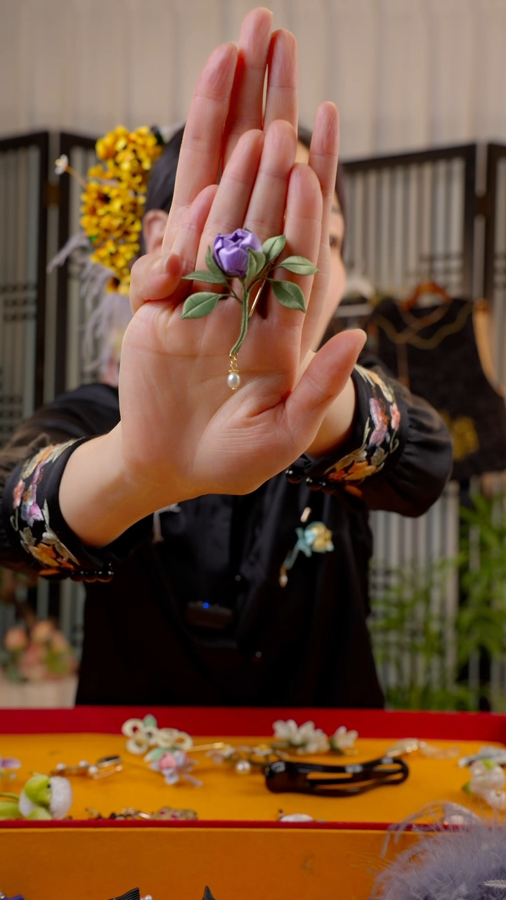 织绣．****洋非遗绒花苏绣饰品改边夹