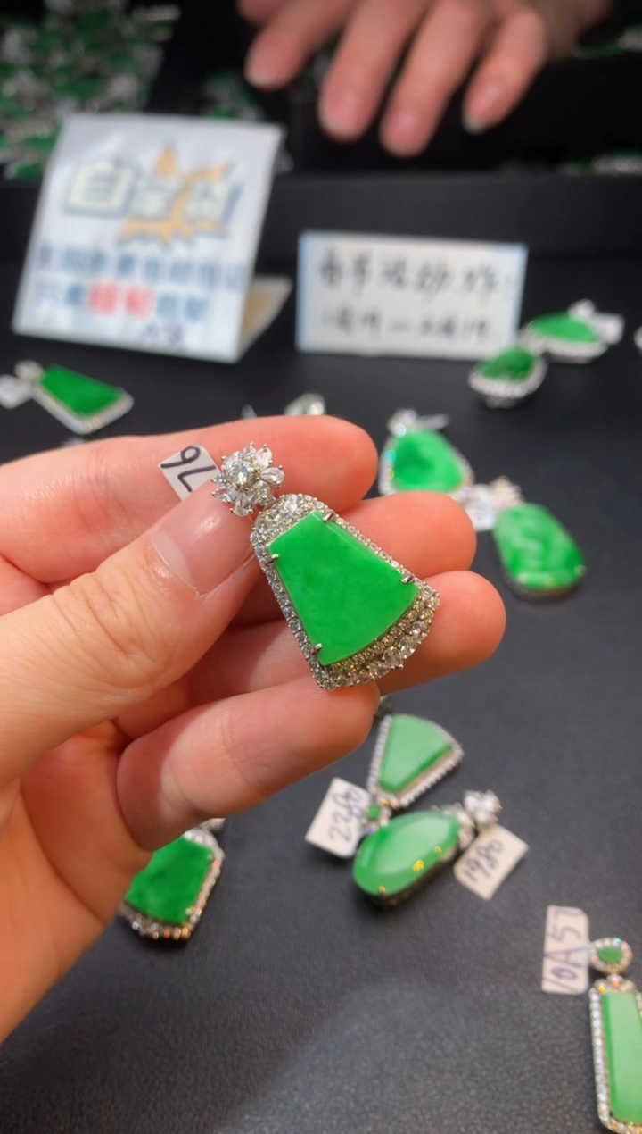 【闪购商品】翡翠颈饰银S925镶嵌翡翠