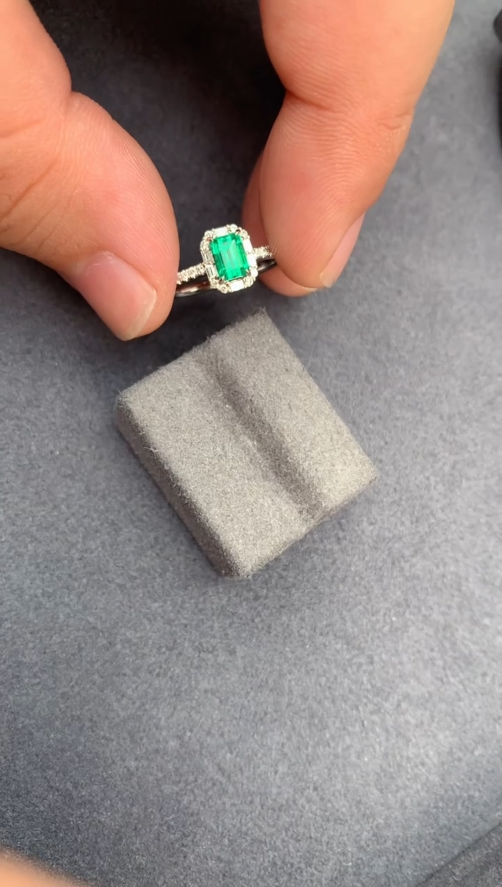 【闪购商品】祖母绿戒指18K金镶嵌60分祖母绿戒指