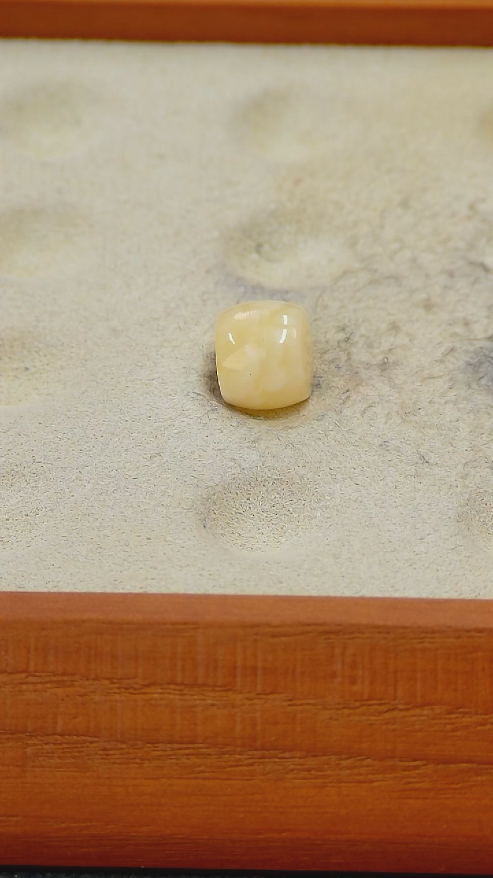 【闪购商品】蜜蜡裸石未镶嵌俄料微瑕9.4*7.8M0.491克