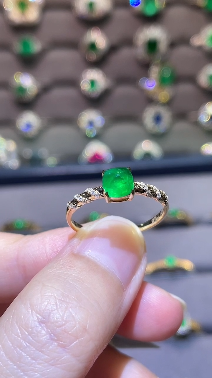祖母绿戒指18K金镶嵌0.72ct