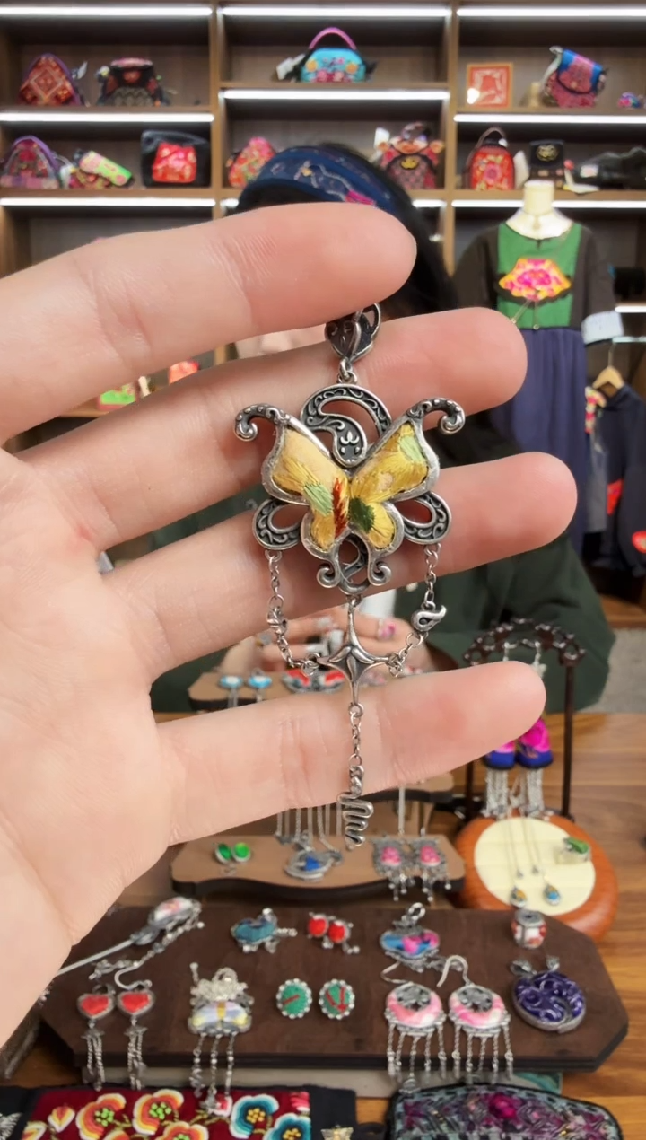 【闪购商品】织绣17蒙阿苏苗绣传承