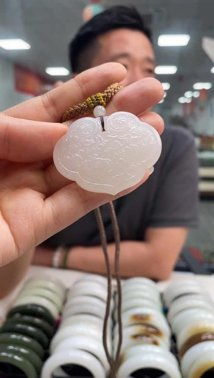 和田玉未镶嵌颈饰于阗如意锁高品吊坠随机发一件