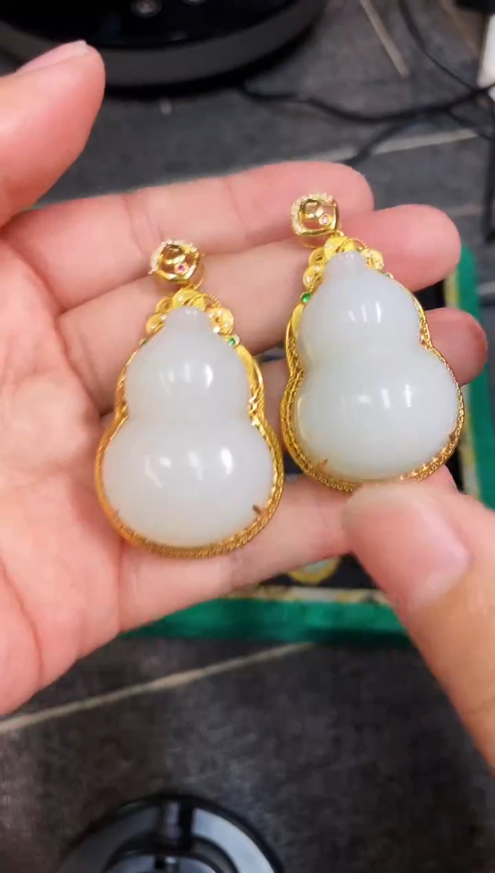 和田玉18K金镶嵌吊坠(赠链)36MM 多样性发一（俄料）