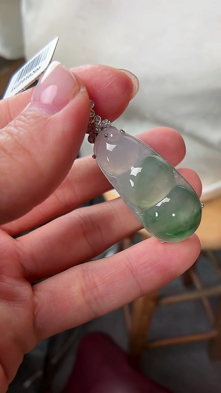 颈饰18K金镶嵌翡翠豆子