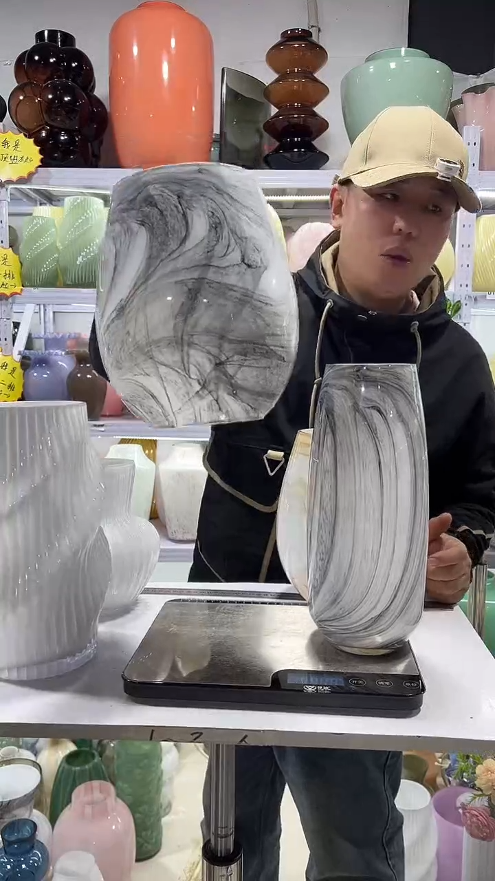 灰白勾丝水墨花瓶