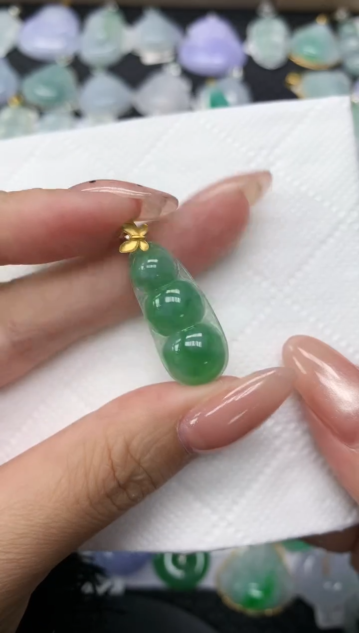 颈饰18K金镶嵌翡翠 1111111111
