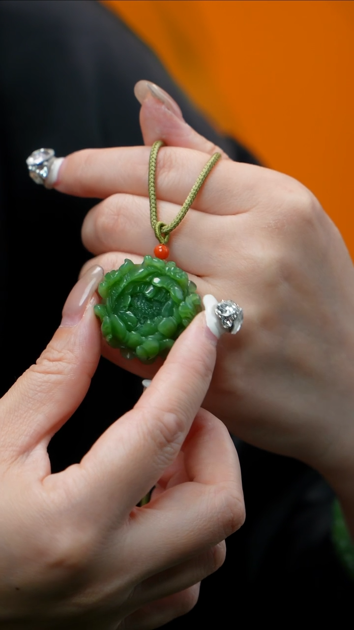 和田玉（碧玉）未镶嵌颈饰碧玉花牌 多样性发其一