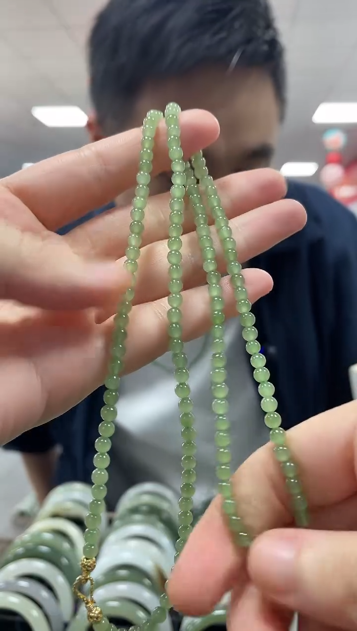 手链未镶嵌和田玉果绿卡4项链一条