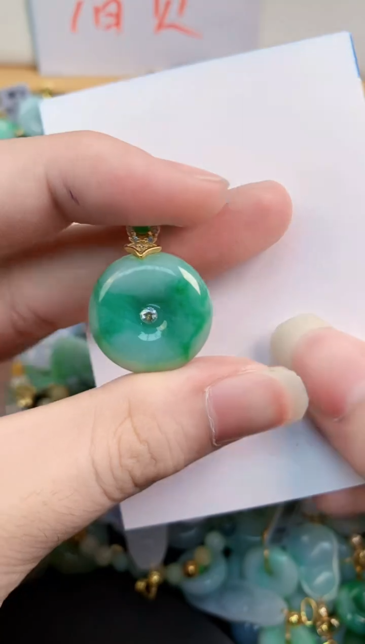 翡翠未镶嵌吊坠(不含链)        1