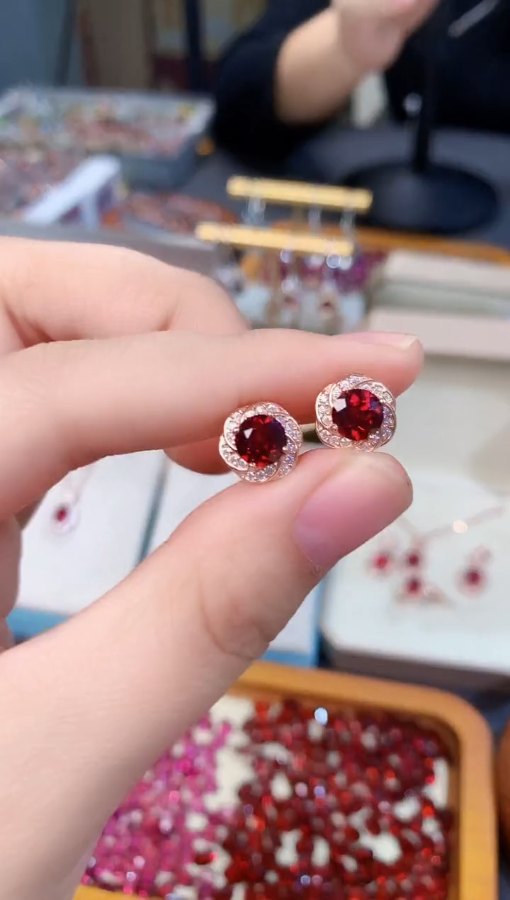 【闪购商品】石榴石耳钉银S925镶嵌天然