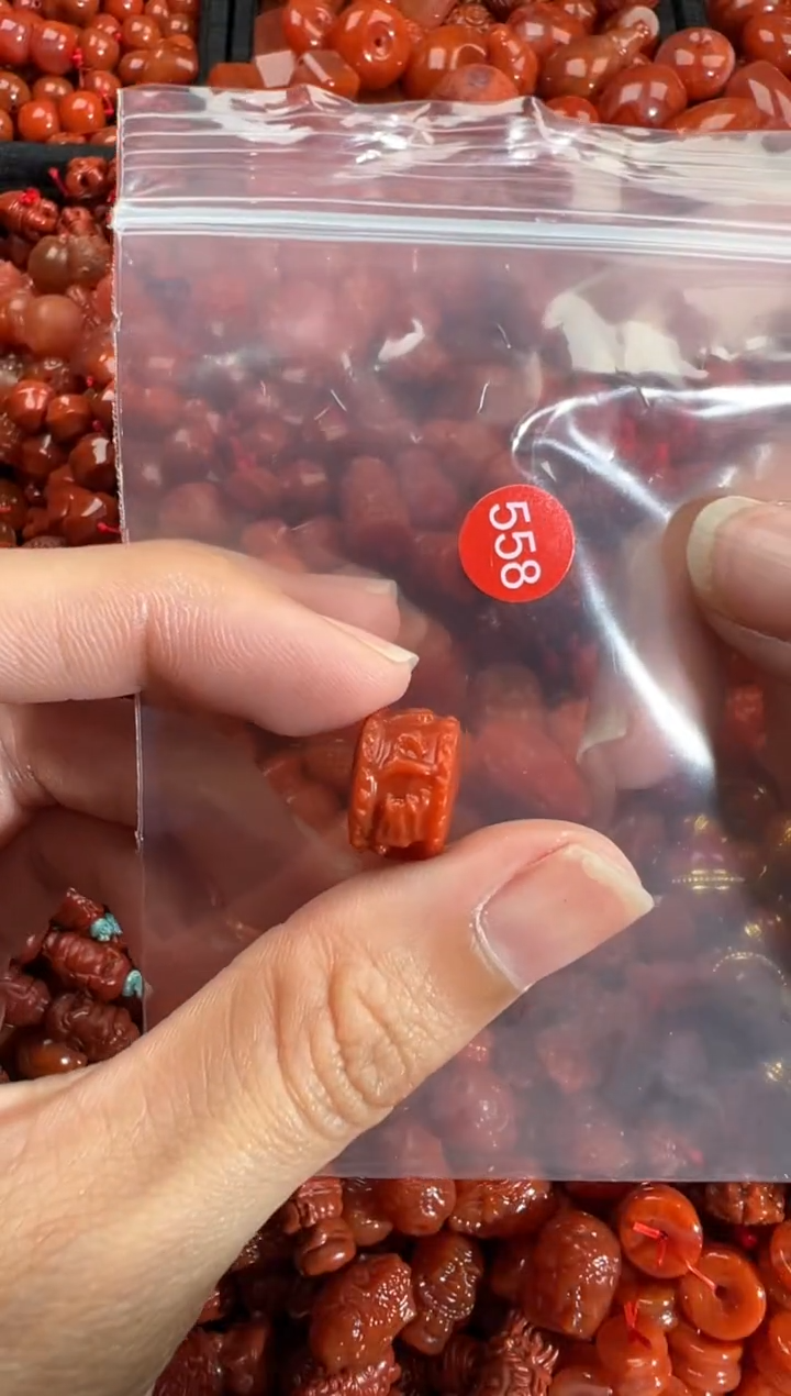 南红玛瑙未镶嵌颈饰1