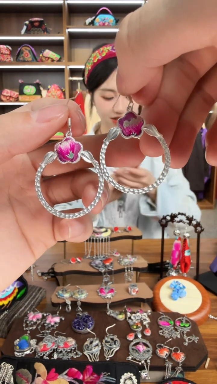 【闪购商品】织绣103蒙阿苏苗绣传承