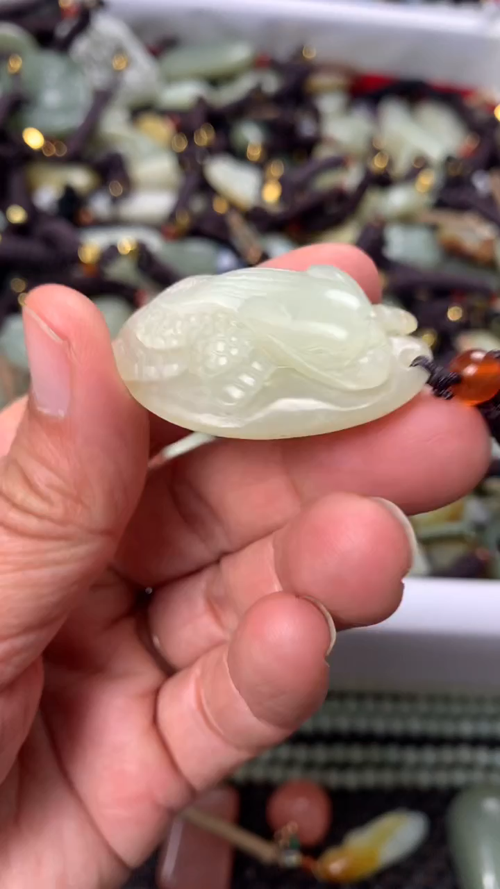 【闪购商品】和田玉颈饰未镶嵌多样性发货没有证书.拍一发一，有瑕