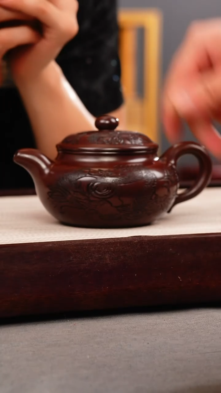 茶壶紫砂石红 仿古 刻龙