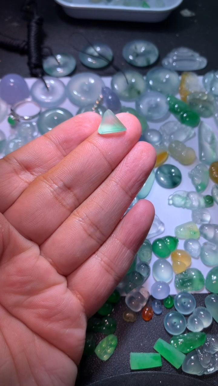 【闪购商品】翡翠颈饰未镶嵌切割