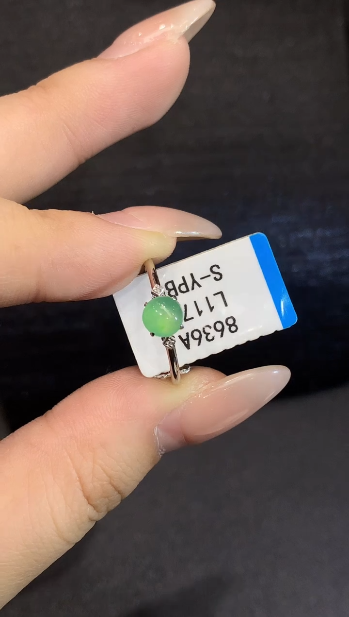 18K金镶嵌戒指翡翠多样性发其一