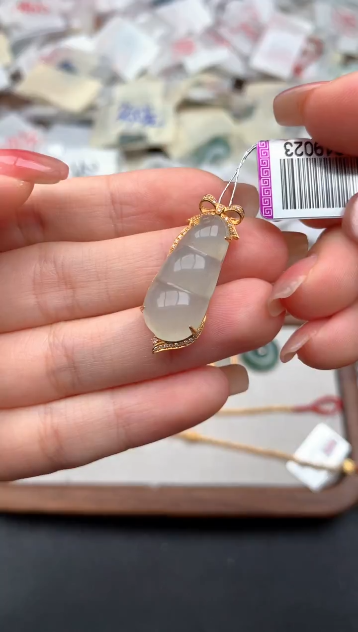 18K金镶嵌挂件翡翠一