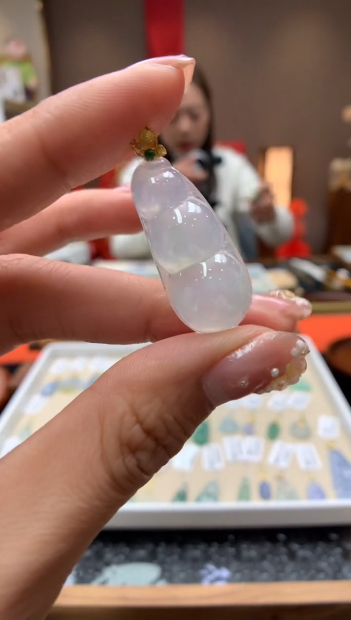 【闪购商品】翡翠颈饰18K金镶嵌福豆