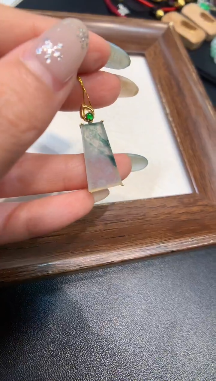 颈饰18K金镶嵌翡翠无事牌