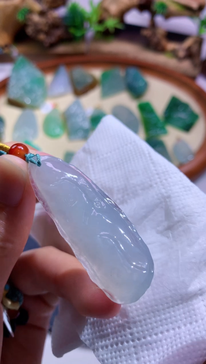 翡翠未镶嵌颈饰            