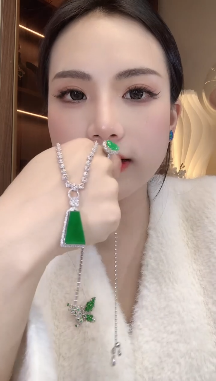 【闪购商品】翡翠吊坠(不含链)18K金镶嵌C26