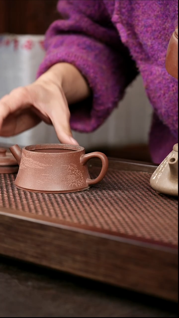 茶壶紫砂红降坡刻绘云筑{微瑕}