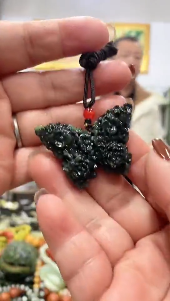 未镶嵌蛇纹石玉吊坠 