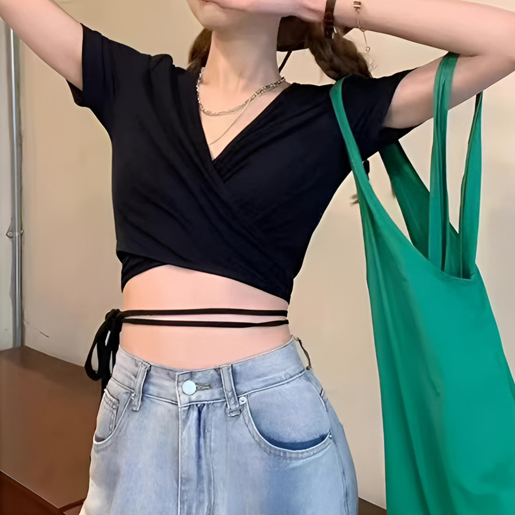 纯欲设计感交叉绑带v领短袖t恤女夏季修身显瘦甜辣短款露脐上衣