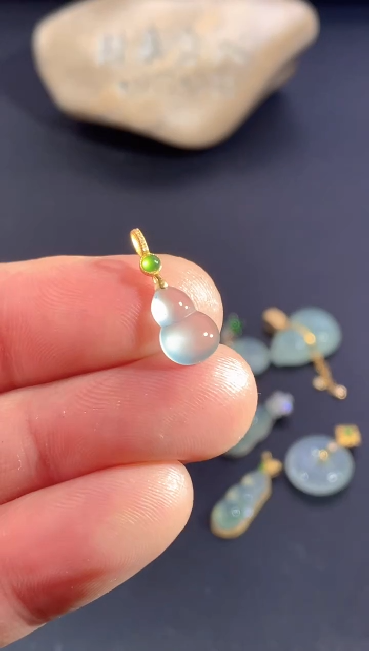 颈饰18K金镶嵌翡翠       