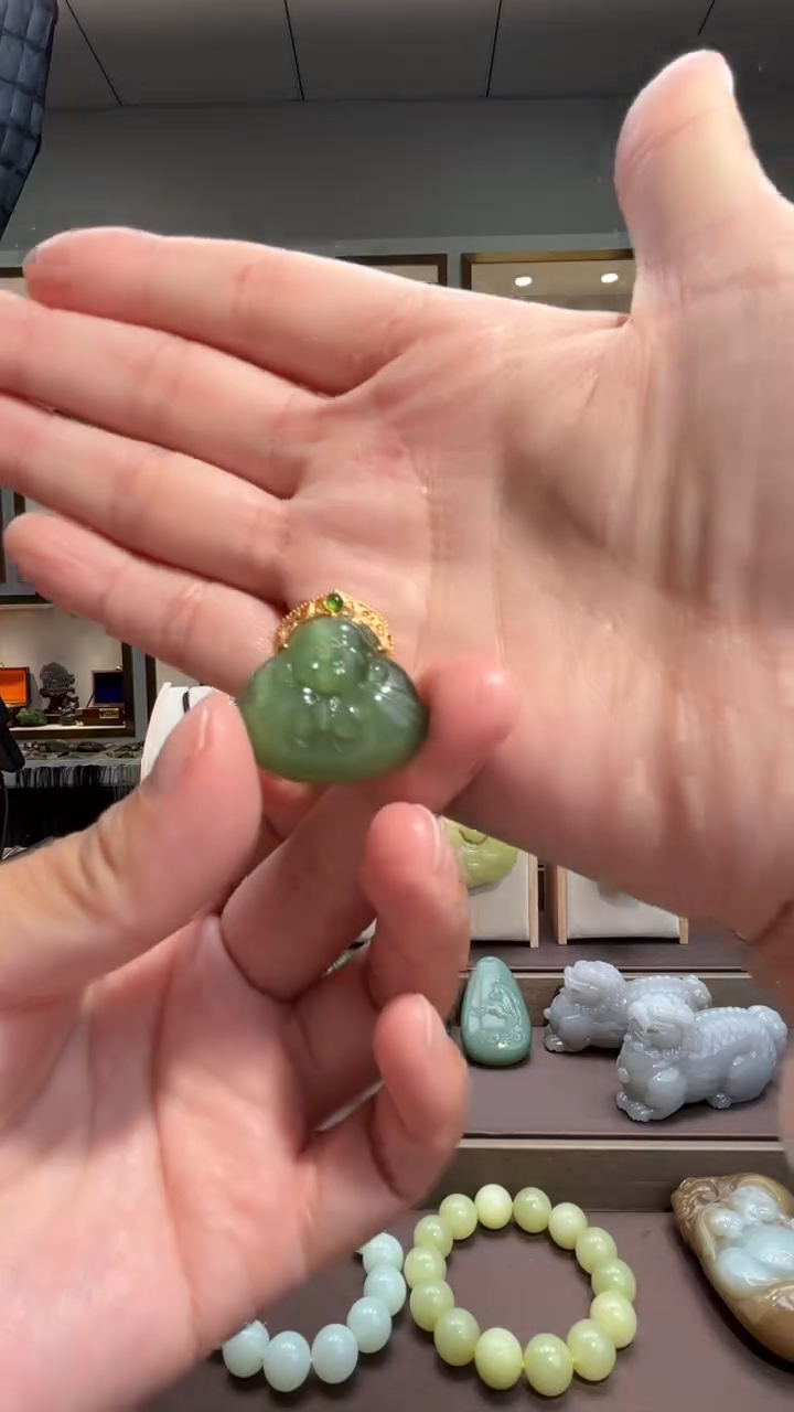 颈饰18K金镶嵌和田玉苏