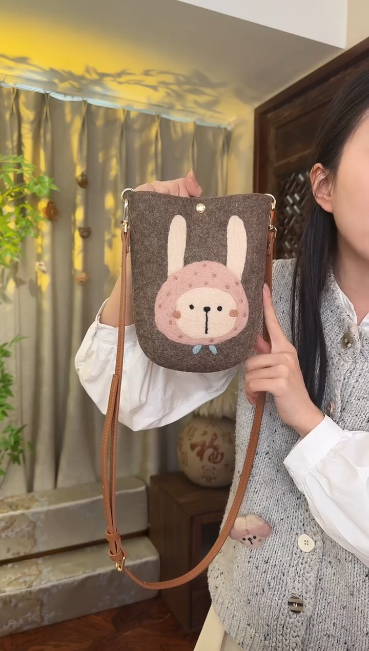 羊毛非遗纯手工包  手机包兔子