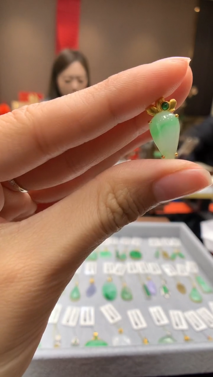 【闪购商品】翡翠颈饰18K金镶嵌水滴