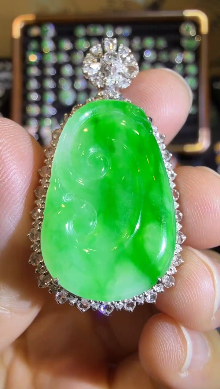 【闪购商品】翡翠吊坠(赠链)18K金镶嵌高冰金丝绿如意