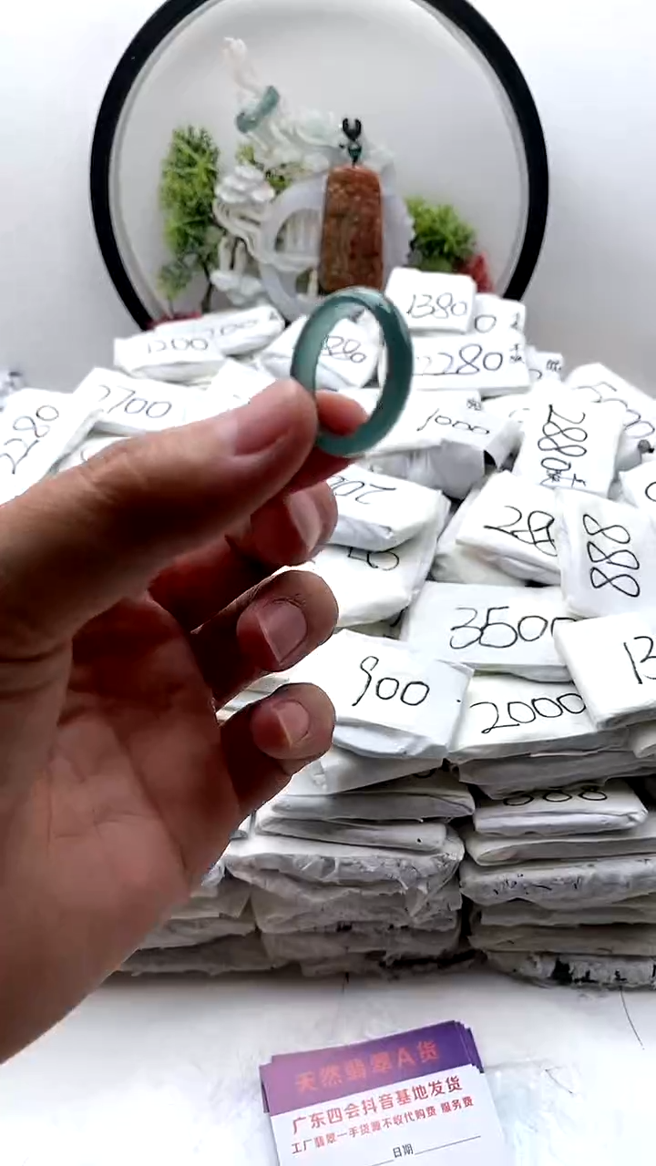 翡翠未镶嵌颈饰戒圈18