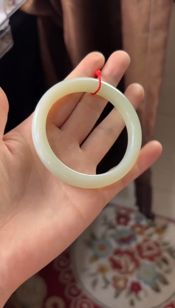 【闪购商品】和田玉手镯未镶嵌且末微色差近矿57+