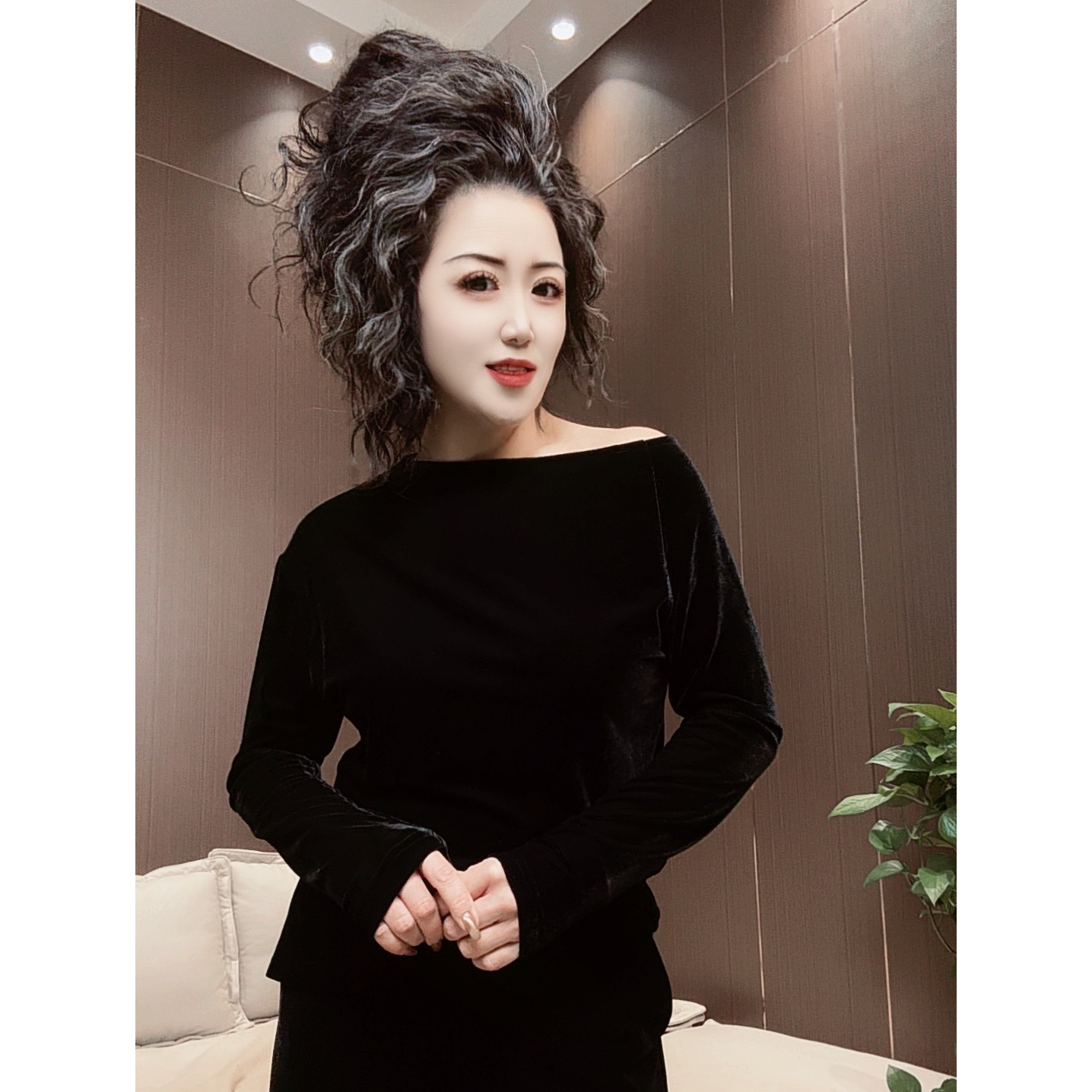 DPL 2025新款洋气性感斜肩不等式黑色丝绒小衫