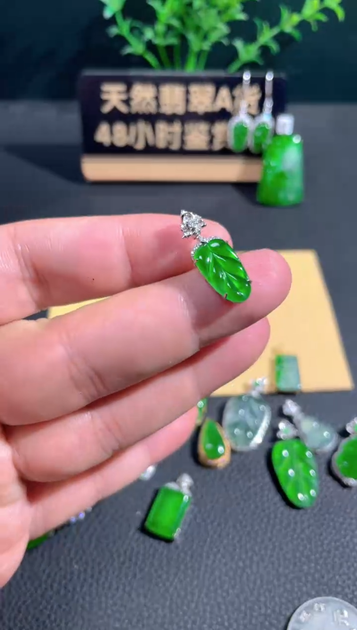 【闪购商品】翡翠颈饰18K金镶嵌翡翠