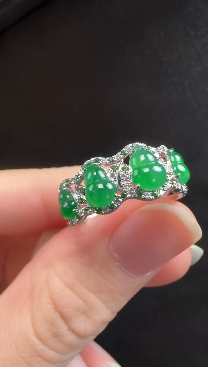 18K金镶嵌戒指翡翠402葫芦一只