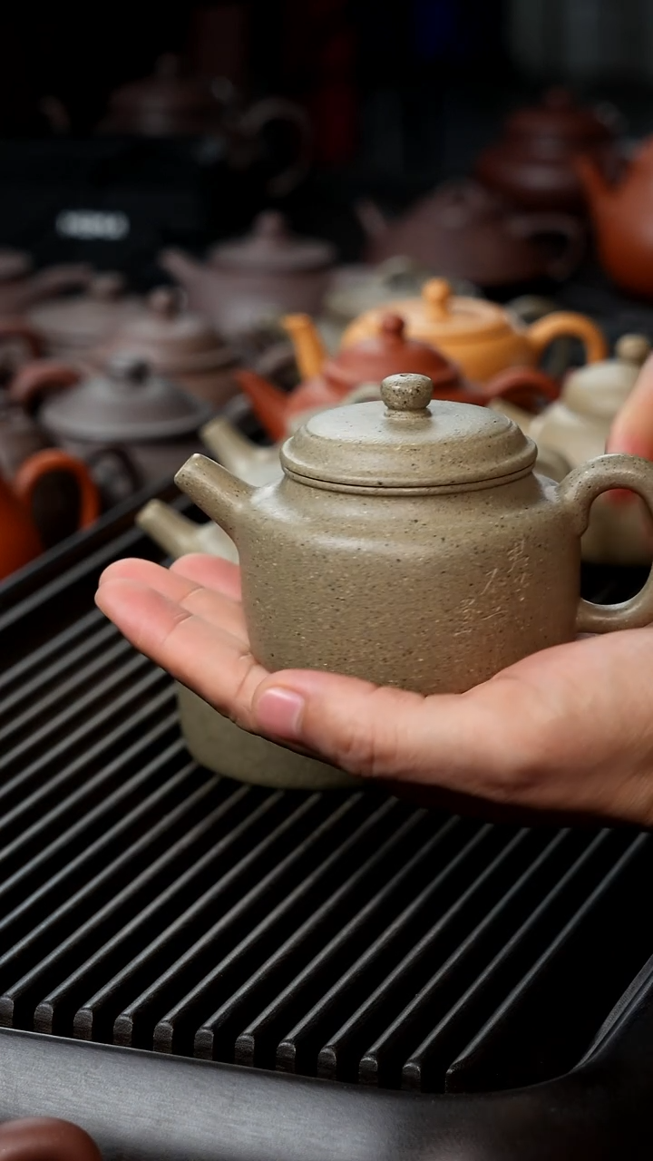 茶壶紫砂黑段德钟半手120微瑕       