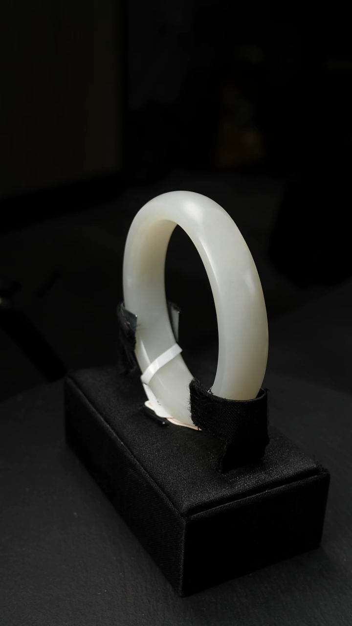 未镶嵌手镯和田玉白玉晴水皮手镯55.6圈