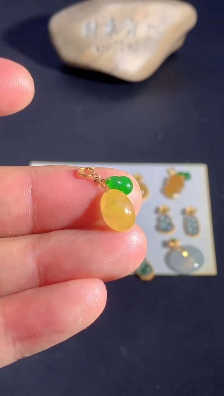 颈饰18K金镶嵌翡翠        