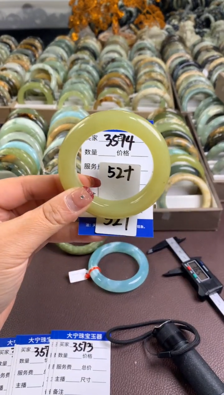 【闪购商品】蛇纹石玉手镯未镶嵌3574