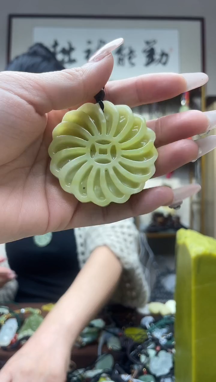 未镶嵌岫玉吊坠`