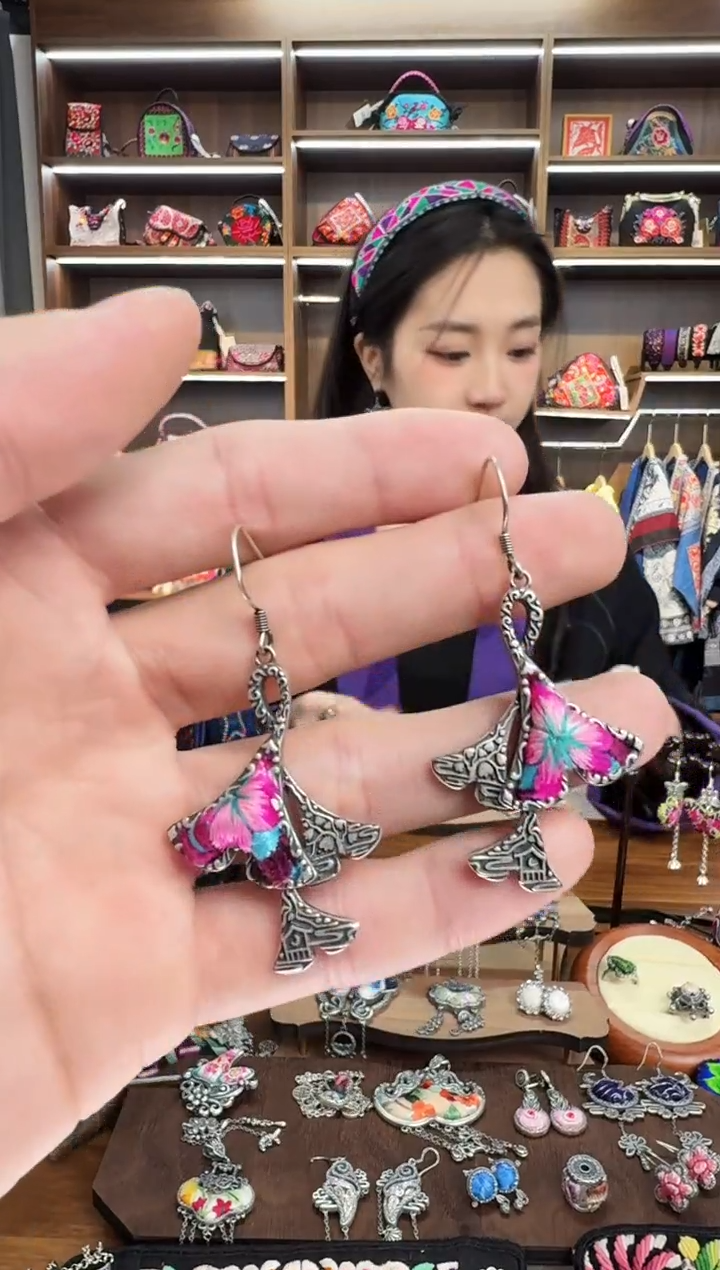 【闪购商品】织绣29蒙阿苏苗绣传承