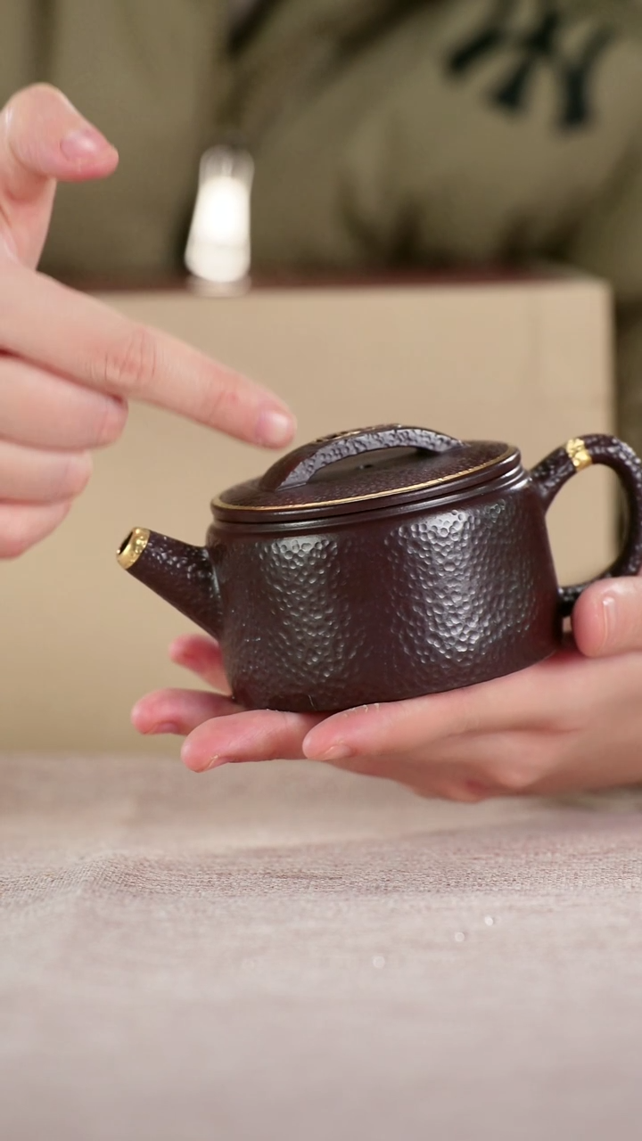 茶壶紫砂四号井茄皮紫泥描金锤纹汉瓦180cc